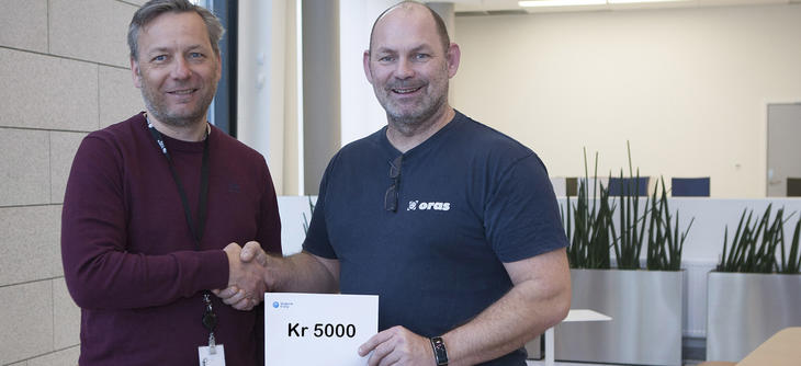 Thor Bjørn Omnes gratulerer Rune Kristiansen med 5000 kroner