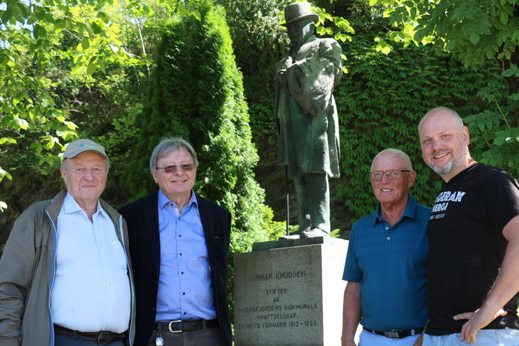 Dørum, Bakken, Andersen og Norheim ved Knudsen-statue