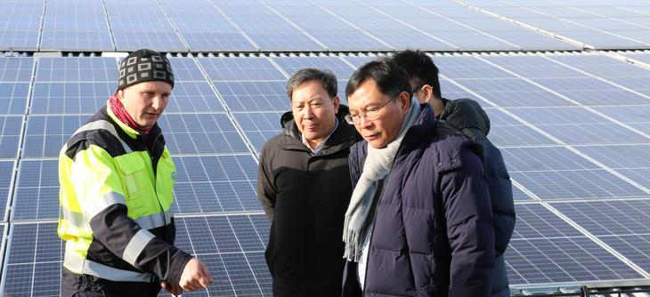 Prosjektleder og seksjonssjef Henrik Landsverk forklarer deler av den kinesiske delegasjonen hvordan solcellepaneler og batteri er koblet sammen i Skagerak Energilab. Foto: Kjell Løyland.