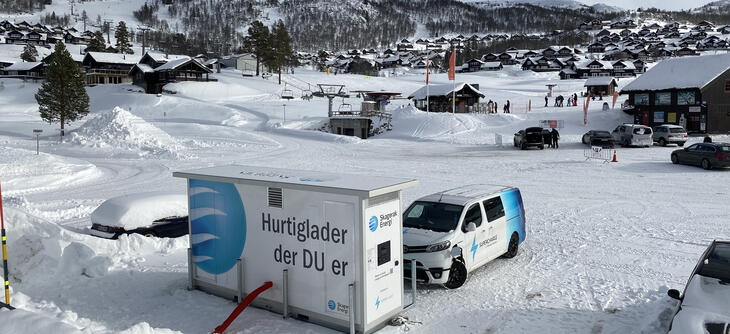 Her i Holtardalen er den flunkende nye hurtigladeren klar til å ta imot vinterferiegjester ved Rauland skisenter. Foto: Pål Trygve Nilsen.