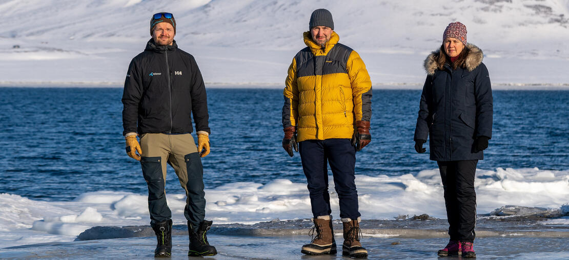Personer i Svalbard-landskap.
