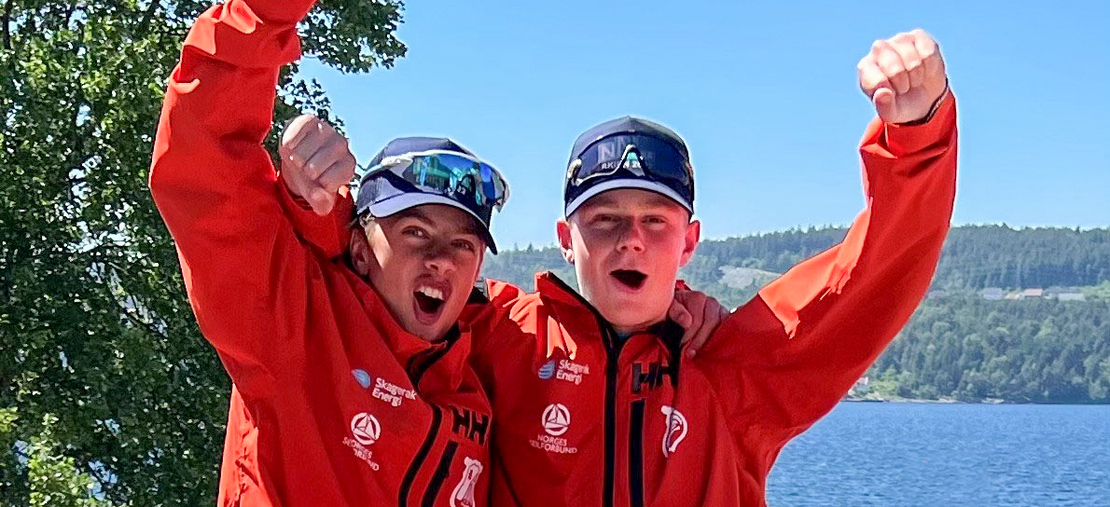 FIKK STØTTE: Brevik seilforening fikk sponsorstøtte i 2022. Se listen over høstens mottakere i saken. Foto: Privat To gutter som jubler