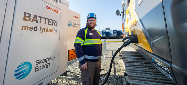 Skagerak Mobil Energi lader batteriene på elgraveren i Gøteborgs havn. Elektrisiteten er laget av hydrogengeneratoren på stedet. 