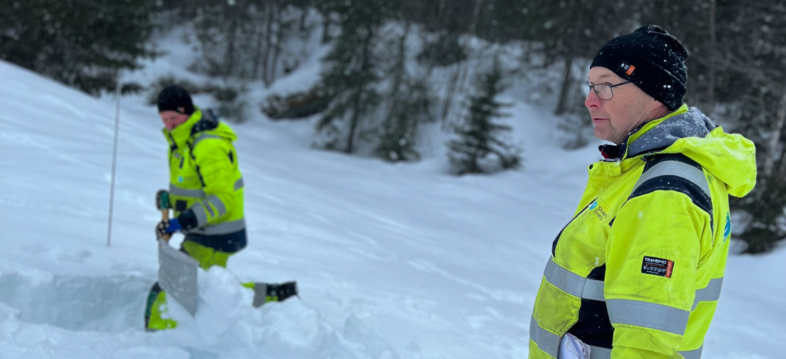 ISSJEKK: Det kan være mye snø på regulerte vann, men vær obs på at isen under kan være utrygg. Her sjekker Sveinung Moen og Ståle Storlid i Skagerak Kraft forholdene. FOTO: Ellen Esborg Det kan være mye snø på regulerte vann, men vær obs på at isen under kan være utrygg. Her sjekker Sveinung Moen og Ståle Storlid i Skagerak Kraft forholdene. Arkivfoto