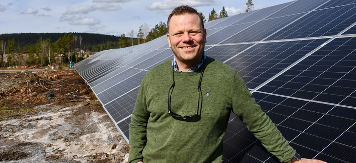 Per Anders Buer har solkraftverk på egen tomt. Sammen med El av Sol AS høster han av solas krefter, og leverer kraft inn i strømnettet. 