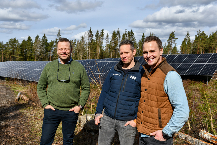 Sola skinner over landets første solkraftverk med konsesjon som er satt i full drift. Fra venstre: Per Anders Buer, Jimmy Glamo og Michael Haug (begge El av Sol AS)