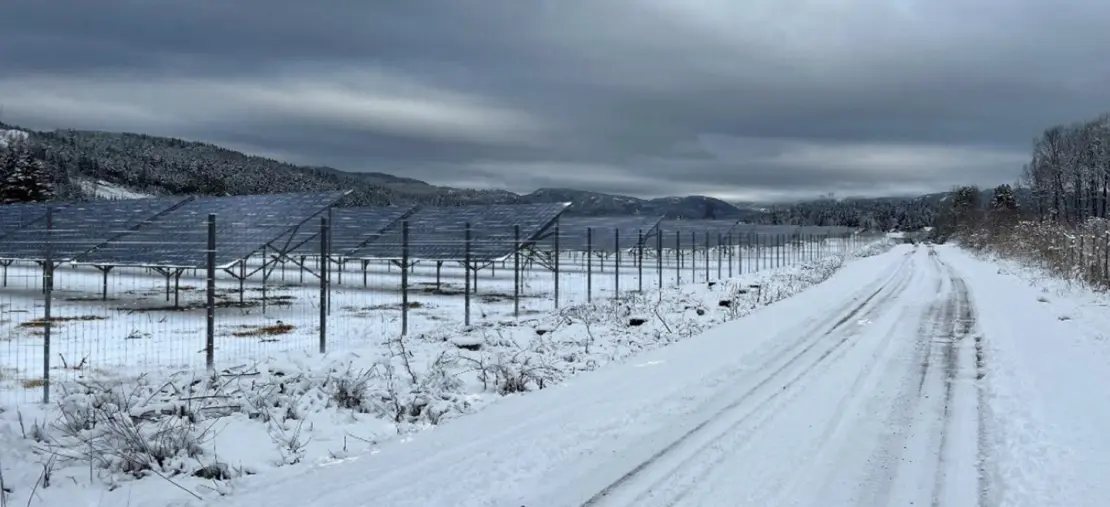 SOLKRAFT: Illustrasjonen viser hvordan et solkraftverk vil se ut på tomta ved Fossum i Skien. ILLUSTRASJON: Fossum Sol 1 AS Illustrasjon som viser hvordan solkraftverket på Fossum vil se ut