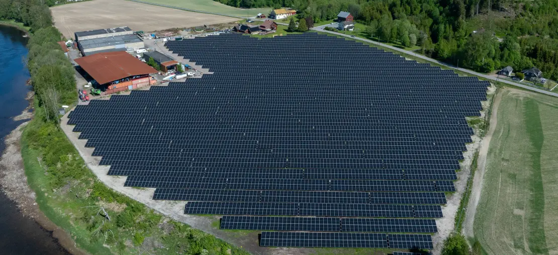 SOLKRAFT: Engene Solkraftverk ligger ved Lågen i Hvarnes, Larvik. FOTO: Kjell Løyland Engene solkraftverk er landsdelens første. Offisiell åpning av solkraftverket var i mai 2025.
